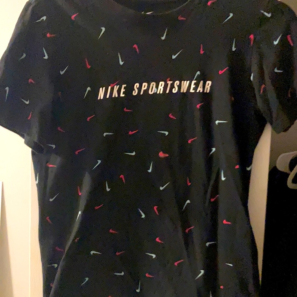 Nike logo size small unisex